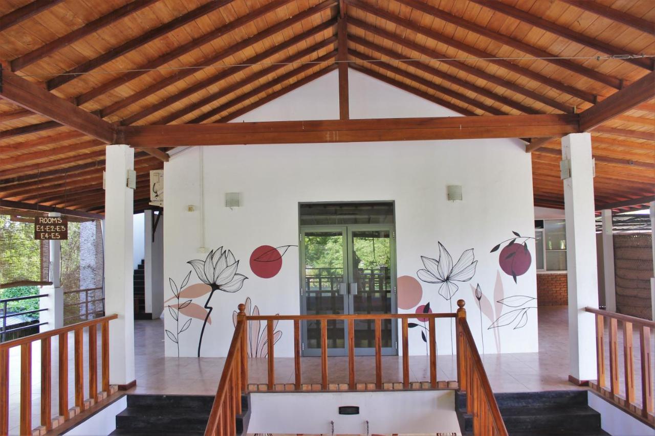 Blue Turtle Hotel Tissamaharama Exterior foto