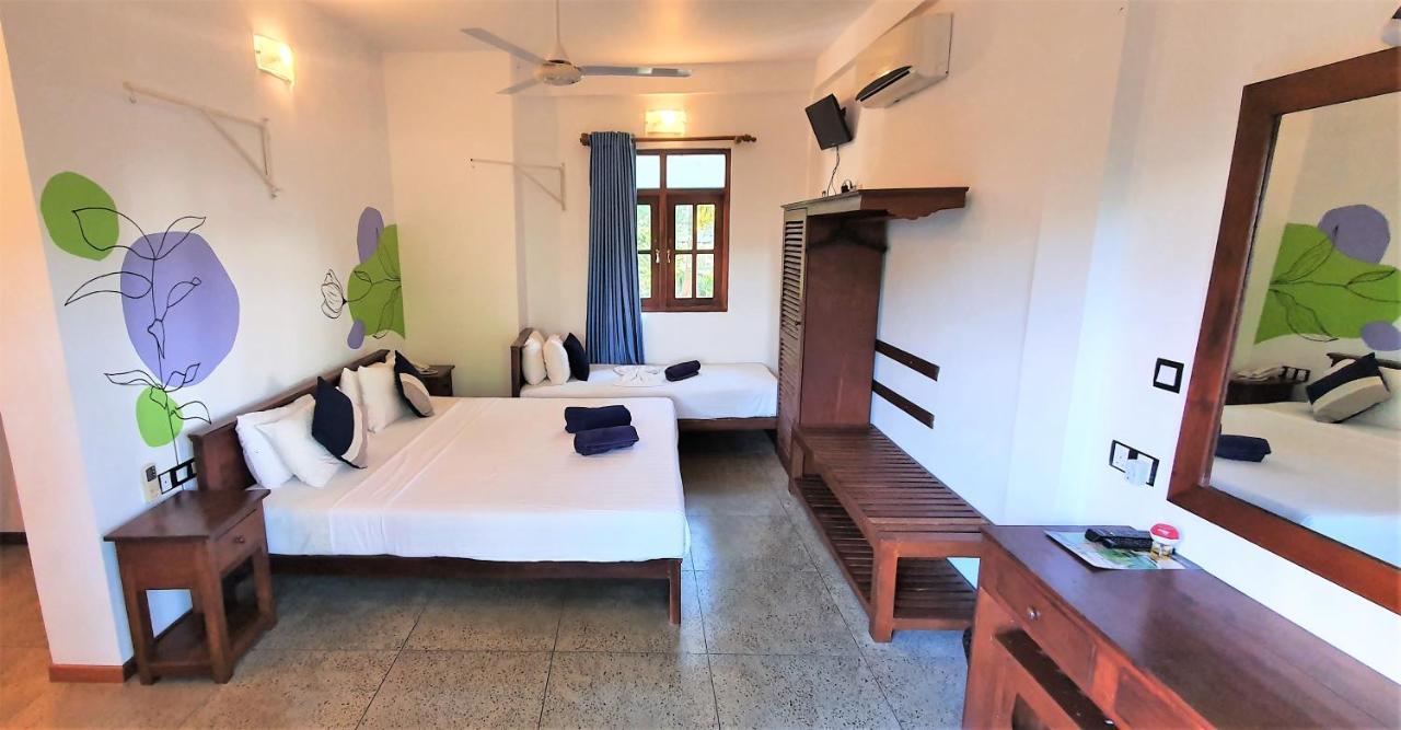 Blue Turtle Hotel Tissamaharama Exterior foto